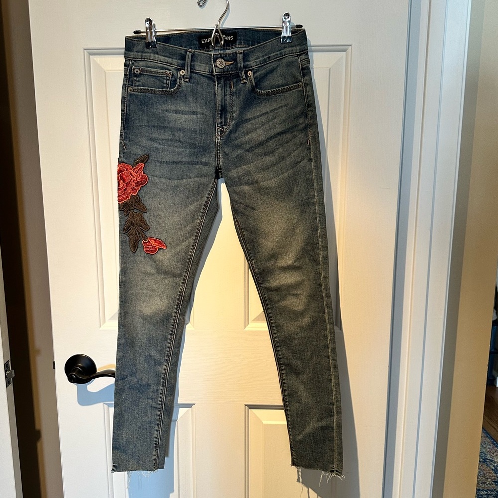 Embroidered Mid Rise Ankle Cropped Blue Jeans by Express. Size 4R